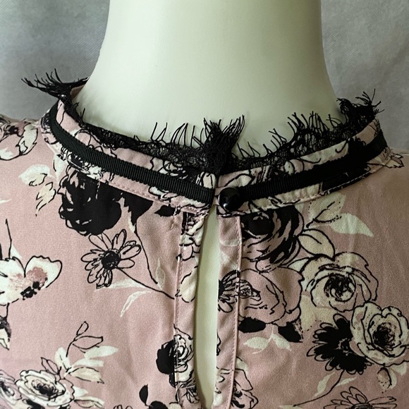 Lily White Floral top - Picture 5 of 7